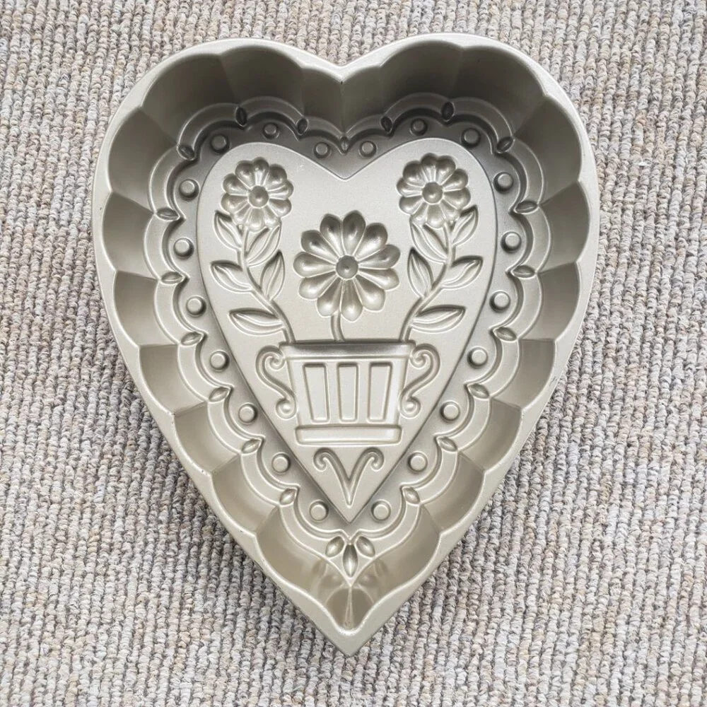 Williams Sonoma Gold Nordic Ware Decorative Heart Cake Pan Flowers Floral